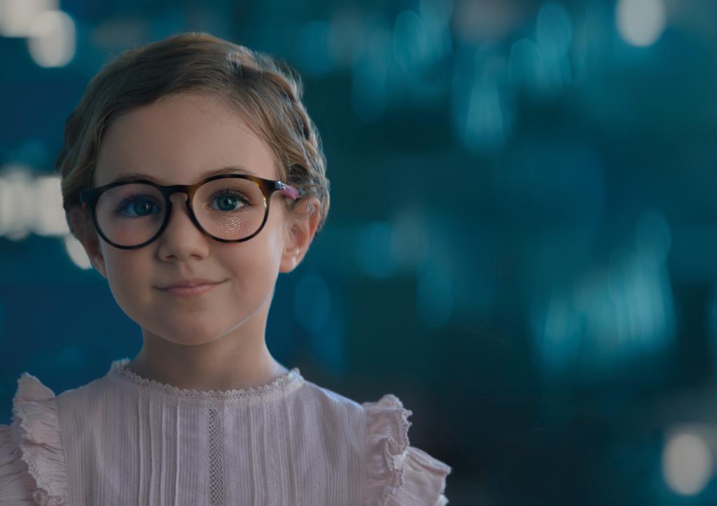 Dieťa s okuliarmi pri predstavení myopických šošoviek Essilor Stellest