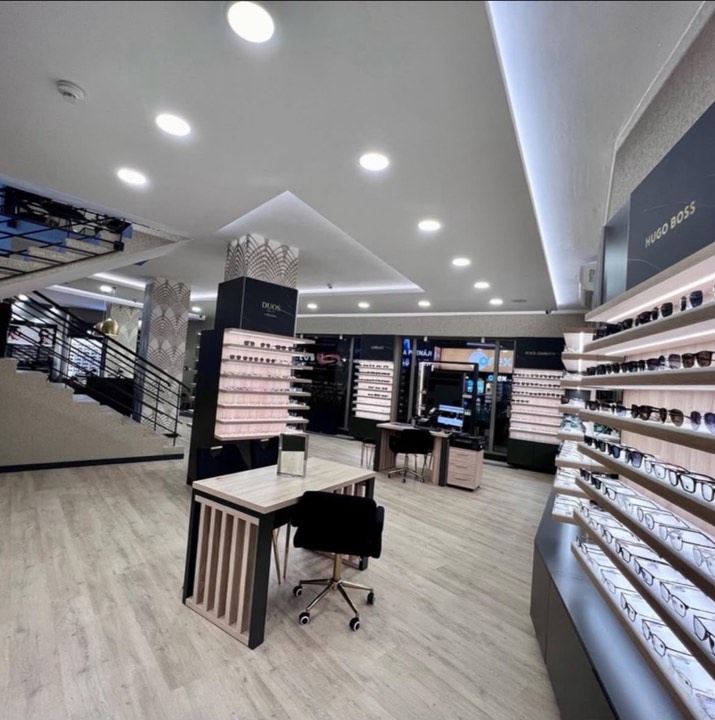 Svetlý interiér DUOS očnej optiky s vystavenými rámami