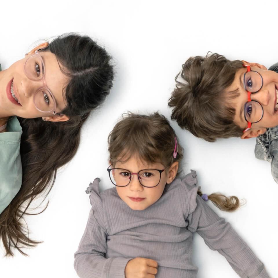 Deti s okuliarmi pri predstavení myopických šošoviek ZEISS MyoCare